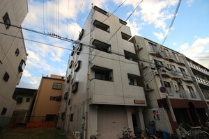 トミ－ズ玉出外観写真