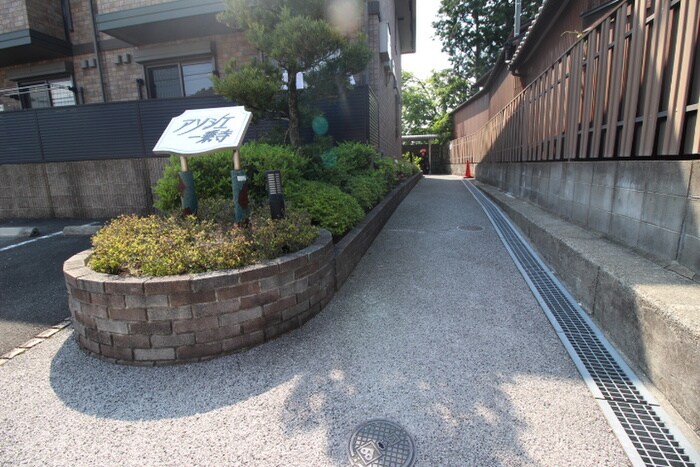 物件外観写真4　(エントランス部分)