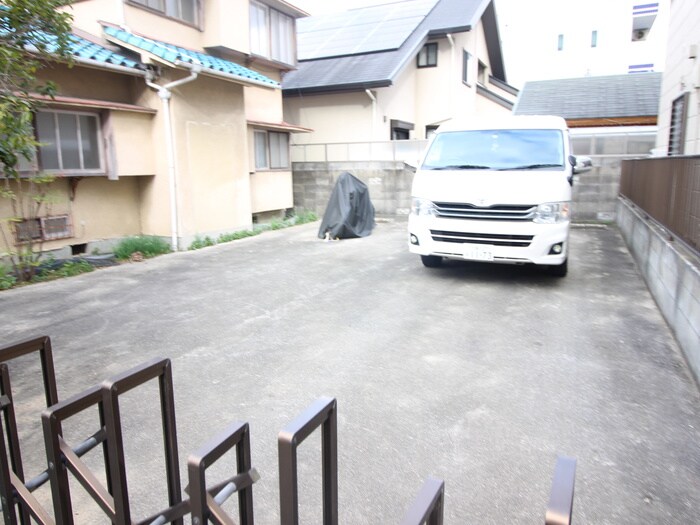 物件外観写真4　(駐車場)