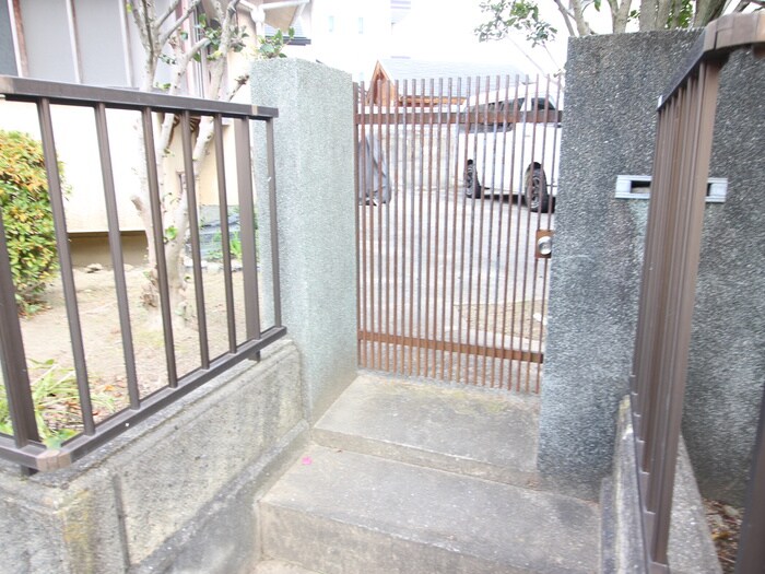 物件外観写真6　(エントランス部分)