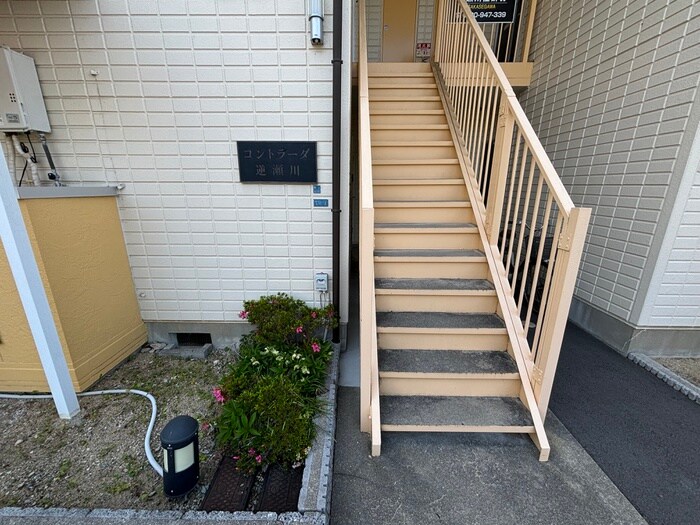 物件外観写真4　(エントランス部分)