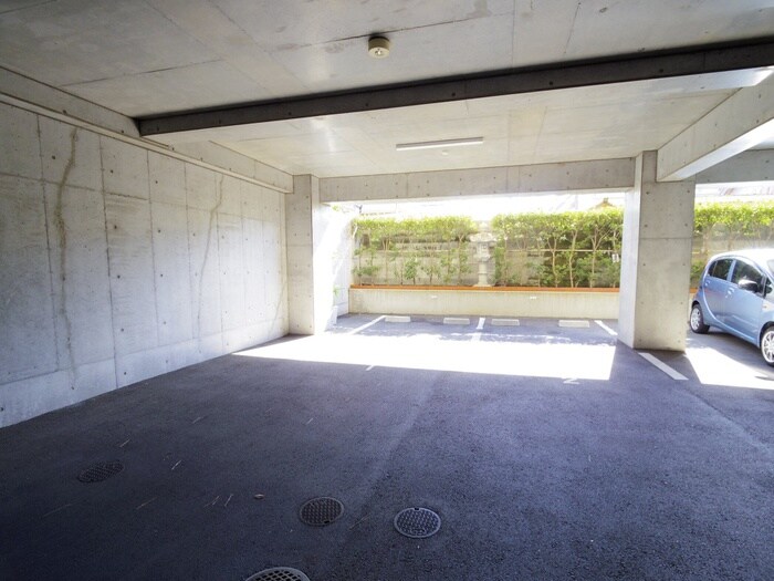 物件外観写真5　(駐車場)