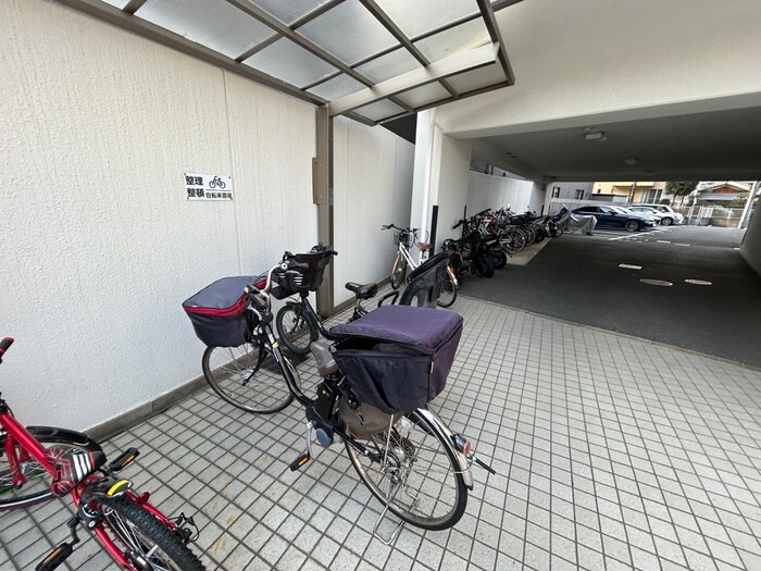 物件外観写真4　(駐輪場)
