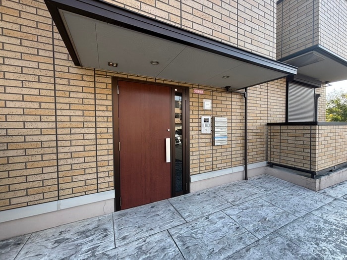 物件外観写真2　(エントランス部分)