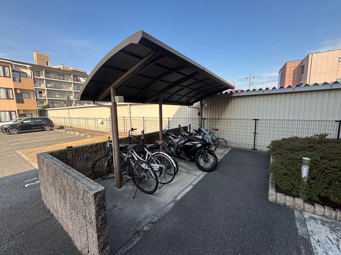 物件外観写真4　(駐輪場)