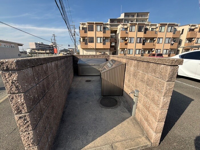 物件外観写真5　(バイク置き場)