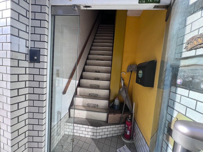 物件外観写真5　(エントランス部分)