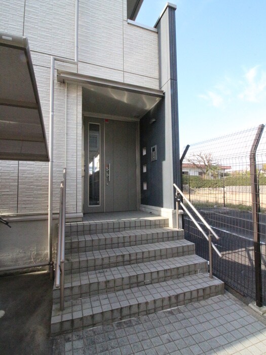 物件外観写真3　(エントランス部分)