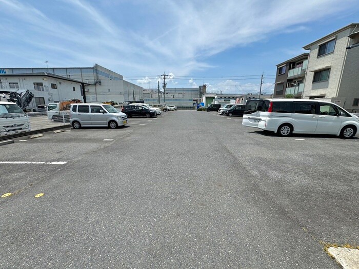 物件外観写真3　(駐車場)
