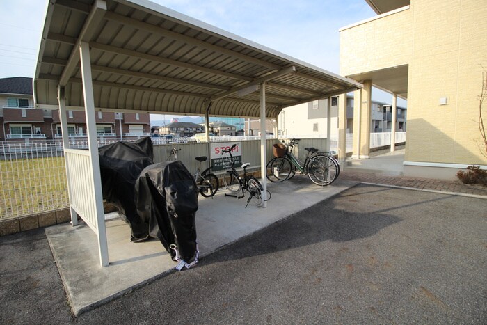 物件外観写真4　(駐輪場)