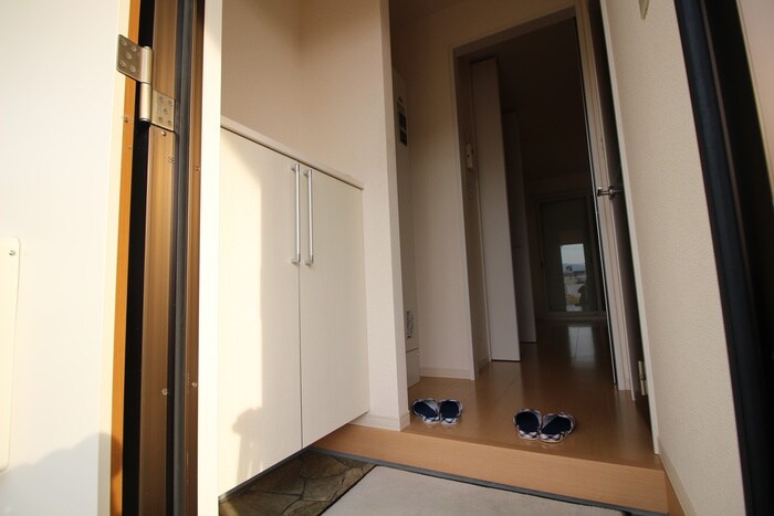 物件内観写真12　(玄関)