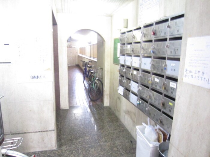 物件外観写真3　(エントランス部分)