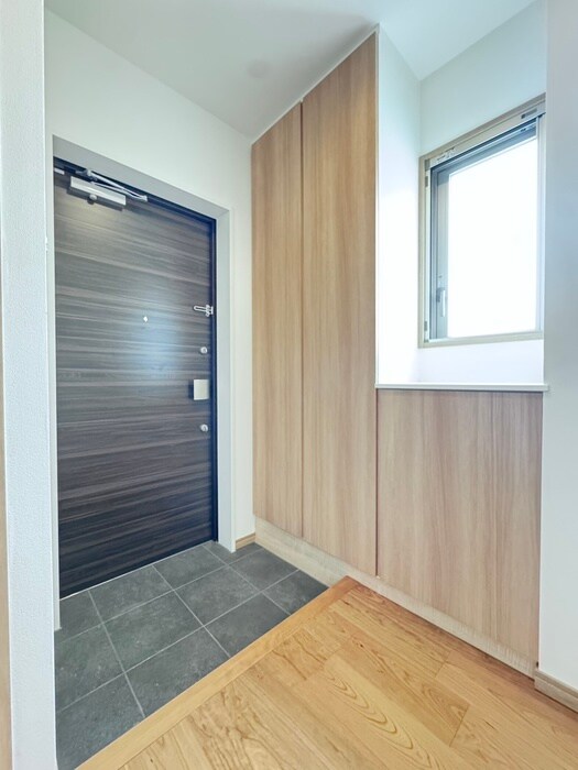 物件内観写真13　(玄関)