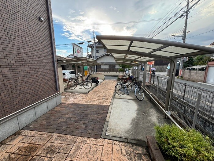 物件外観写真2　(駐輪場)