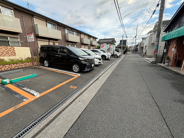 物件外観写真3　(駐車場)