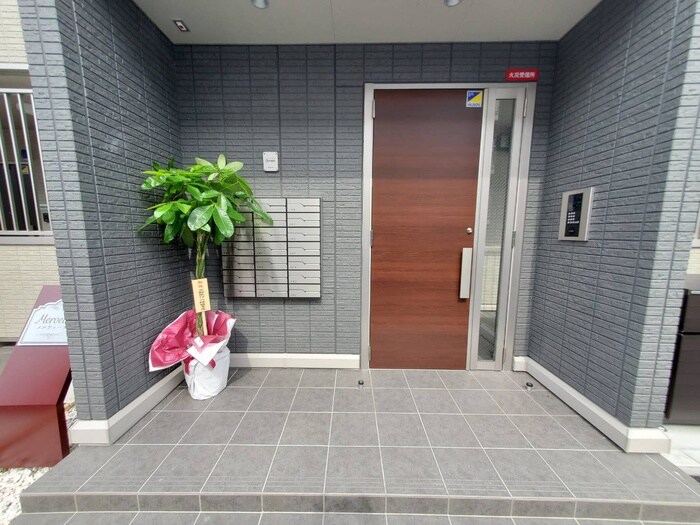 物件外観写真3　(エントランス部分)
