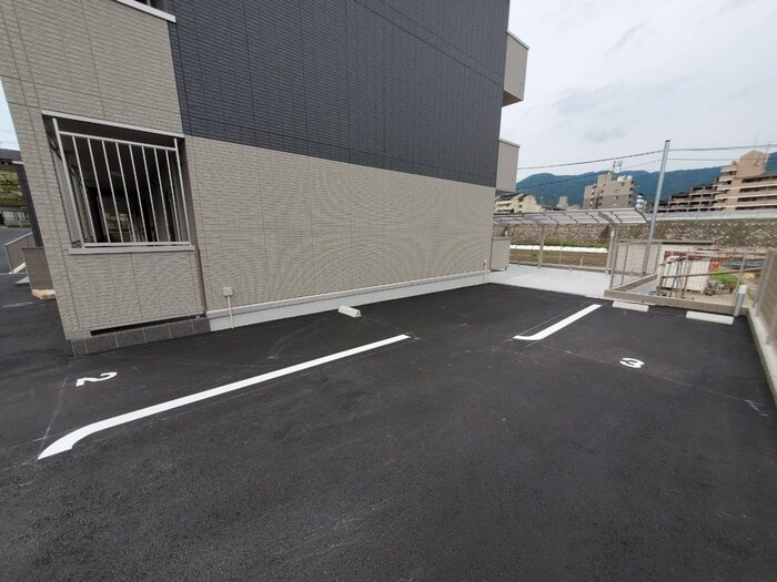物件外観写真6　(駐車場)