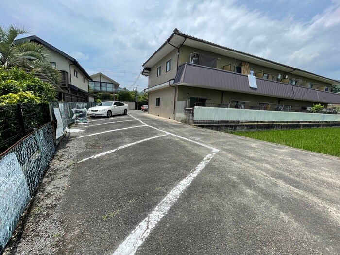 物件外観写真3　(駐車場)