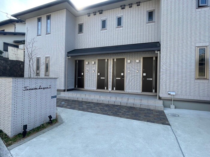 物件外観写真5　(エントランス部分)