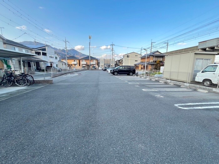 物件外観写真2　(駐車場)