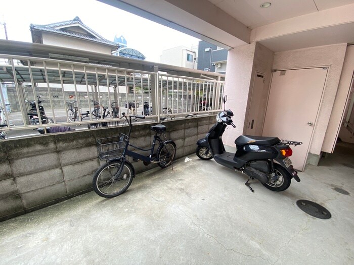 物件外観写真4　(駐輪場)