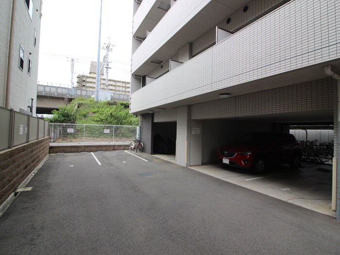 物件外観写真4　(駐車場)