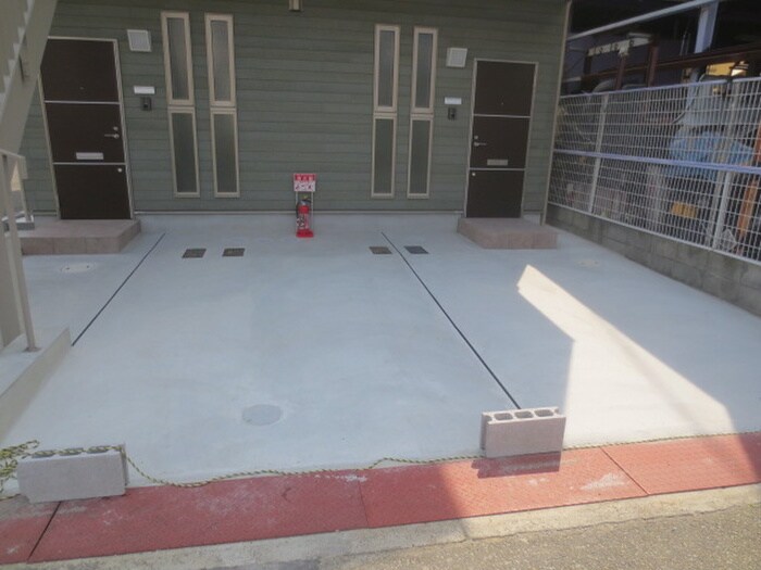 物件外観写真5　(駐車場)