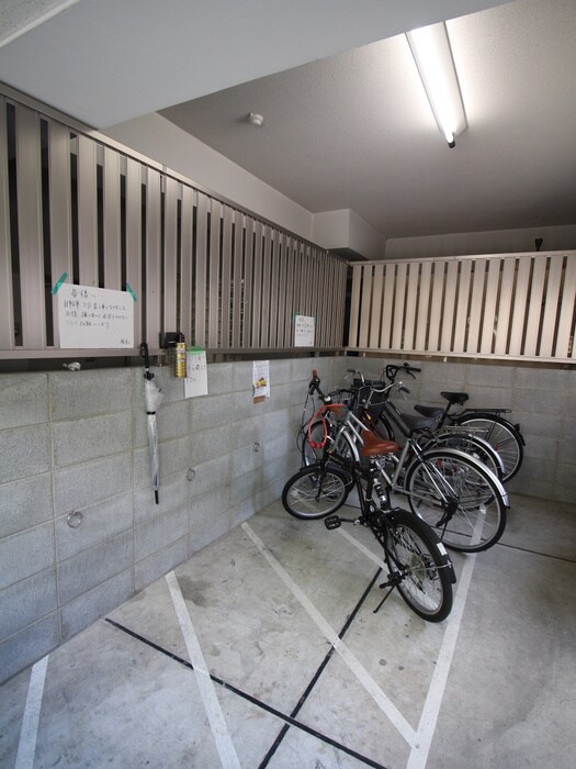 物件外観写真5　(駐輪場)