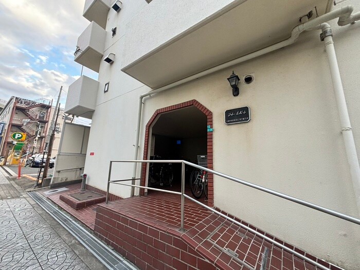 物件外観写真2　(エントランス部分)