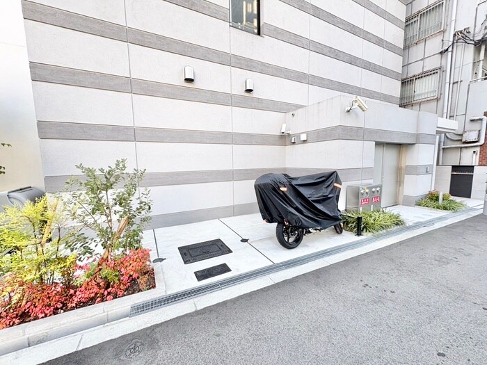 物件外観写真6　(バイク置き場)