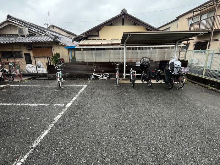 物件外観写真5　(駐輪場)
