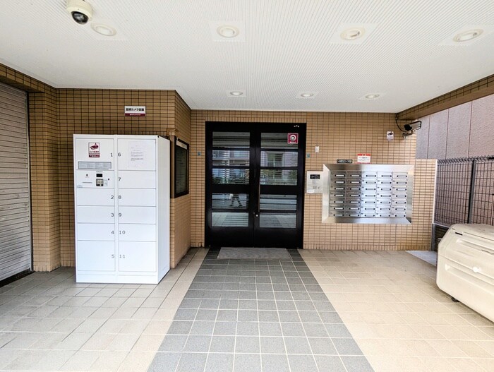 物件外観写真3　(エントランス部分)