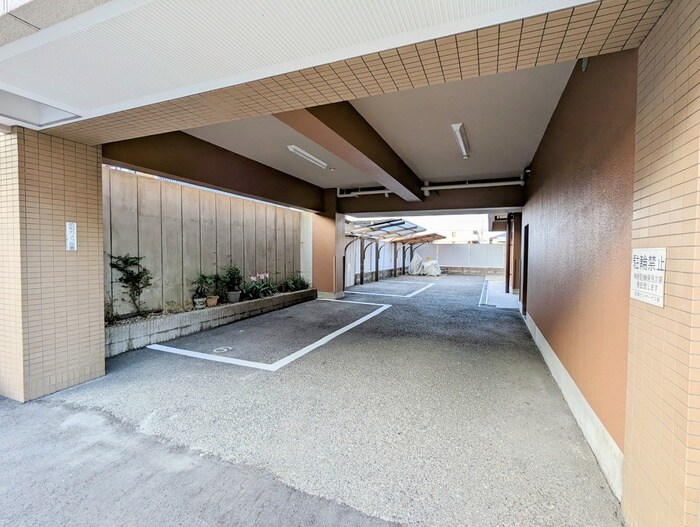 物件外観写真5　(駐車場)