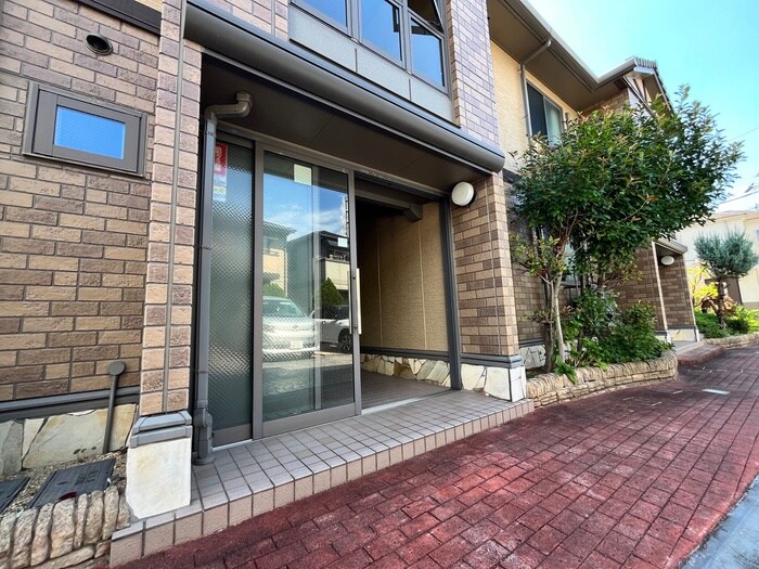 物件外観写真2　(エントランス部分)