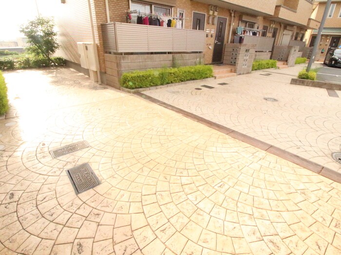 物件外観写真3　(エントランス部分)