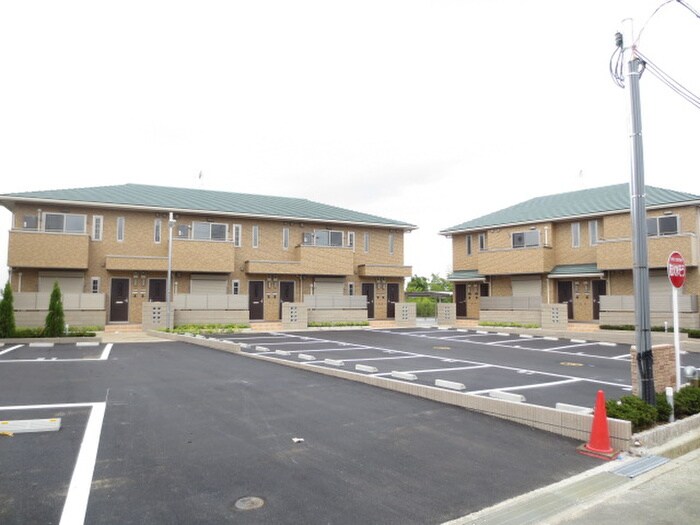 物件外観写真4　(駐車場)