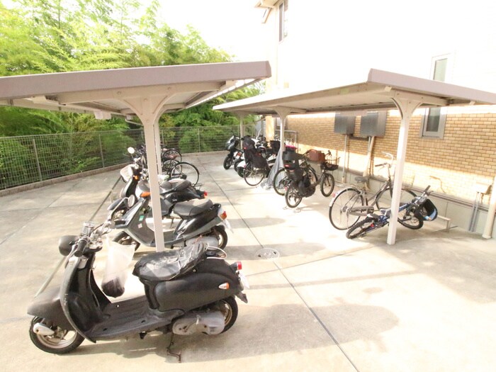 物件外観写真5　(駐輪場)