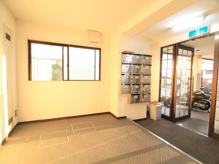 物件外観写真3　(エントランス部分)