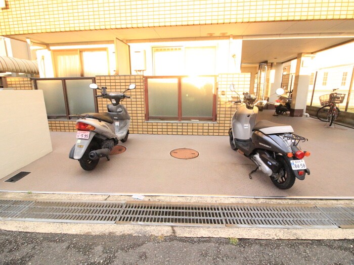 物件外観写真4　(バイク置き場)