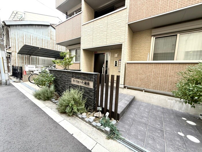 物件外観写真2　(エントランス部分)