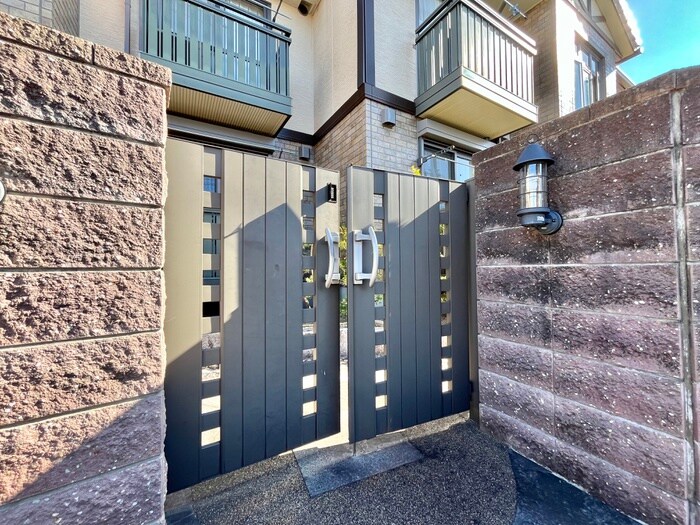 物件外観写真3　(エントランス部分)