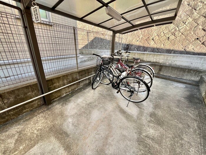 物件外観写真5　(駐輪場)