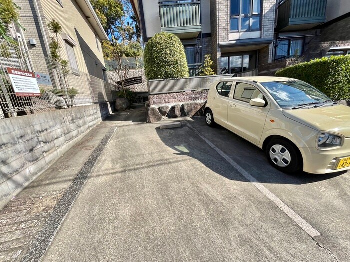 物件外観写真6　(駐車場)