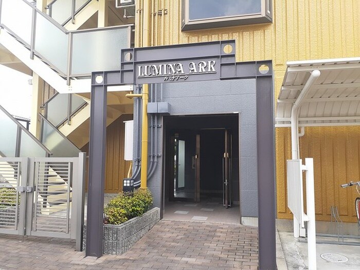 物件外観写真2　(エントランス部分)