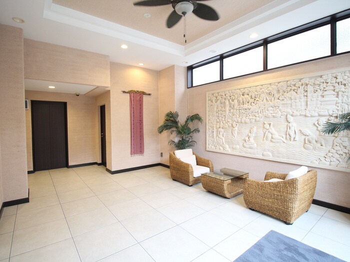 物件外観写真3　(エントランス部分)