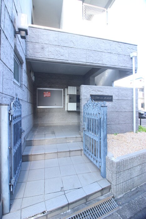 物件外観写真4　(エントランス部分)