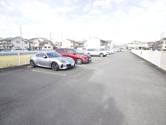 物件外観写真2　(駐車場)