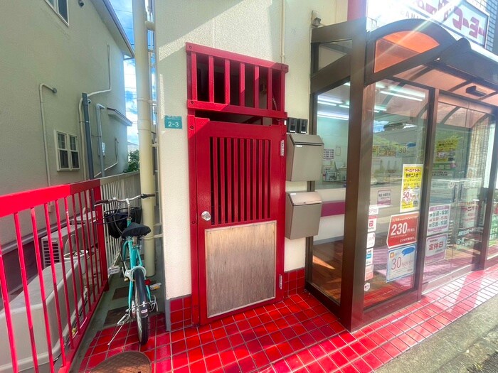 物件外観写真3　(エントランス部分)