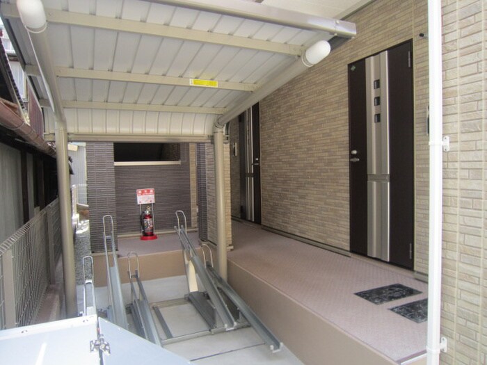 物件外観写真3　(エントランス部分)