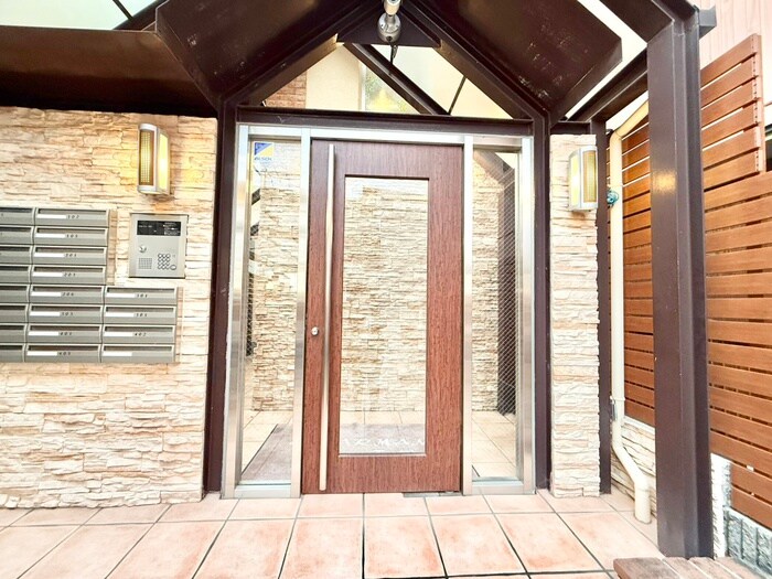物件外観写真3　(エントランス部分)